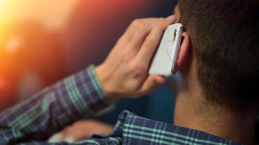 Mann mit Smartphone am Ohr
