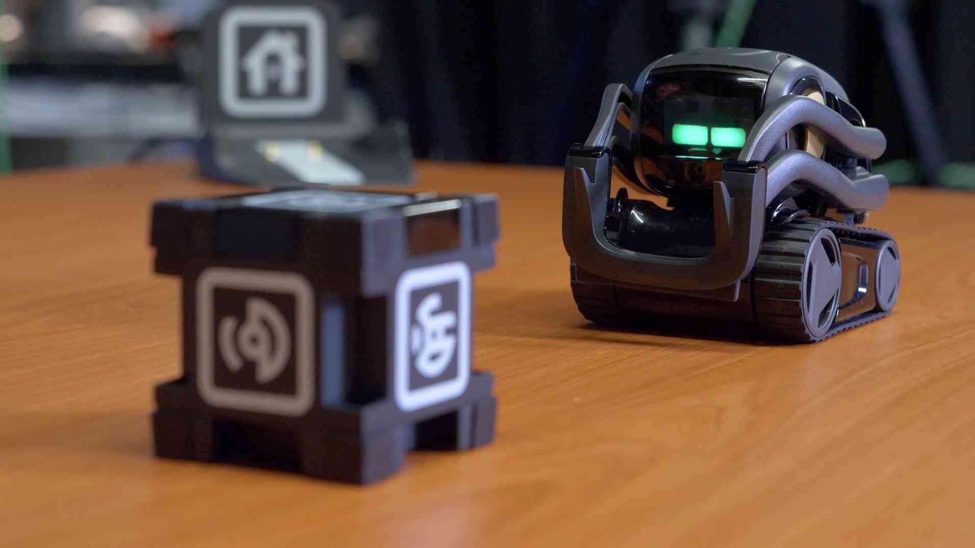 Anki Vector: Autonomous mini robot with charm and its own Anki Vector: Autonomous mini robot with charm and its own