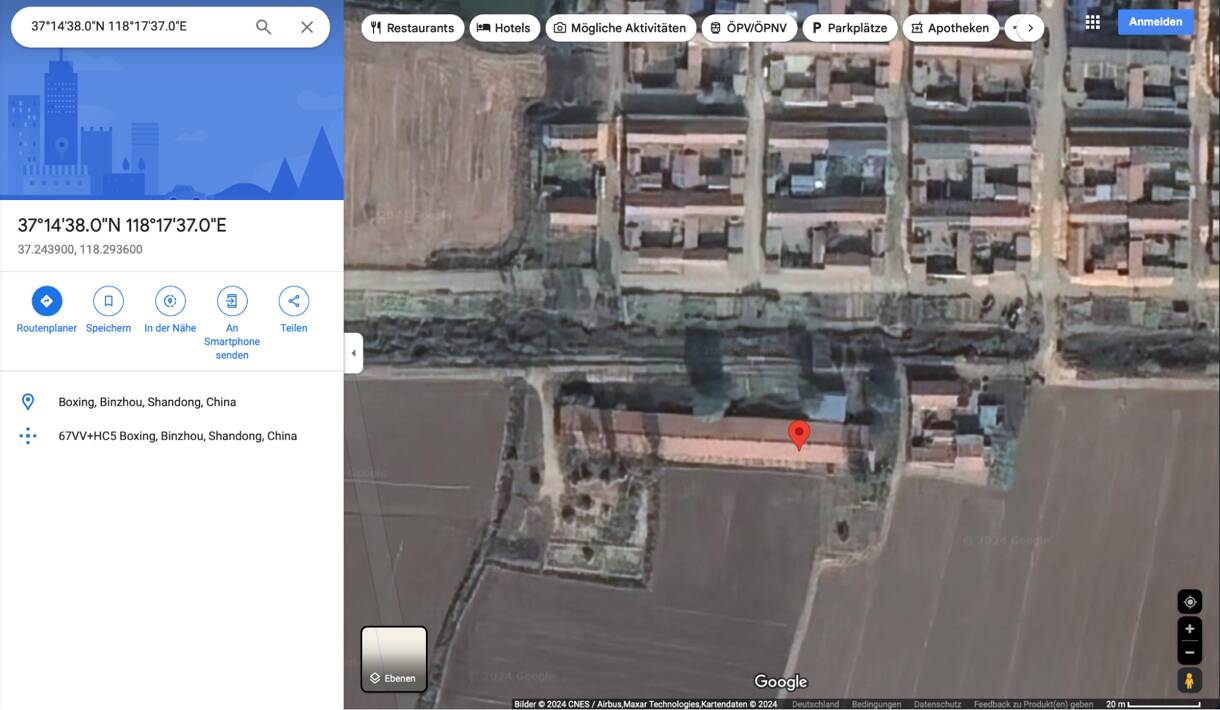 Die Geodaten des HYOA-Projekts von Shell Trading lassen sich leicht in der Satellitenansicht von Google Maps überprüfen. Nach einem Ölfeld oder einer Anlage mit Heizkesseln sieht es hier nicht aus. Eine ZDF-Recherche ergab: Es ist ein leer stehender Hühnerstall.,