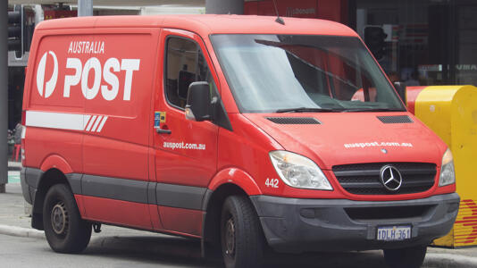 Roter Mercedes-Can mit Aufschrift "Australia Post"