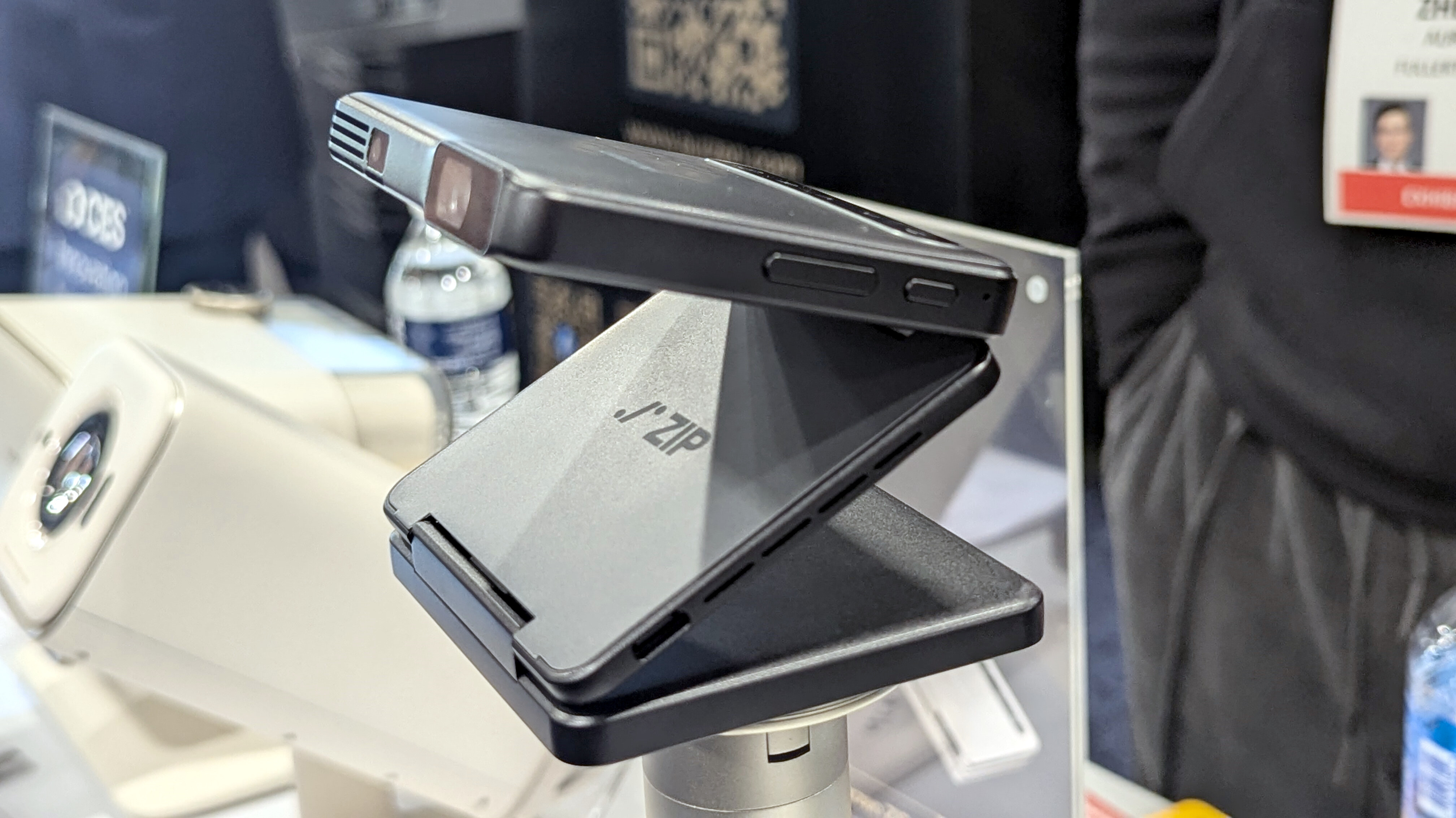 ZIP, the foldable projector for your pocket | heise online