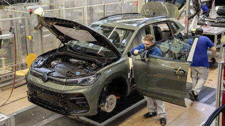 VW fährt im Werk Wolfsburg Sonderschichten wegen hoher Nachfrage