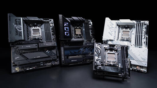 Vier Asus-Mainboards nebeneinander vor dunklem Hintergrund