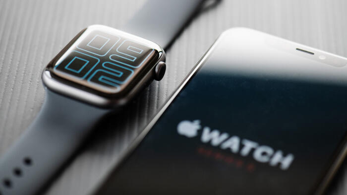 Eine Apple Watch und ein iPhone
