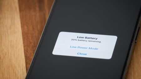 heise – Akkuschonung: Apple rüstet Batterie-KI-Funktionen in iOS 26 nach 
