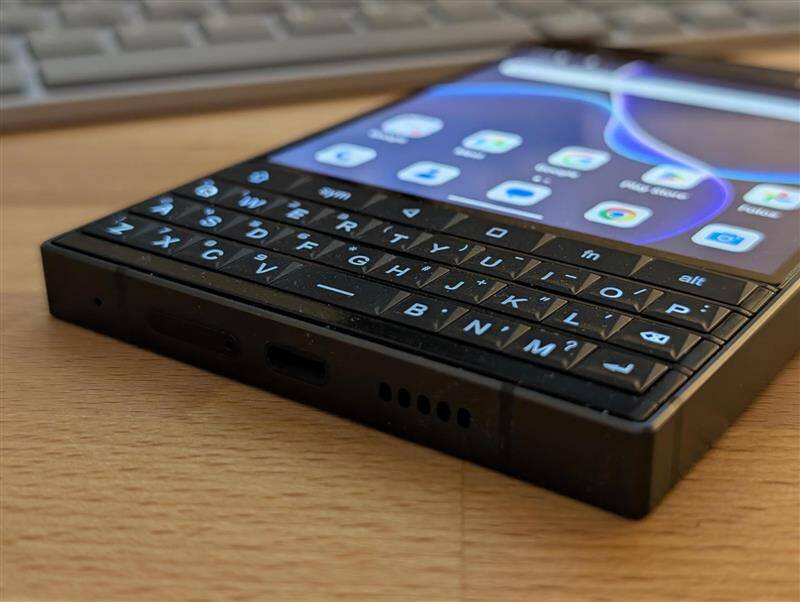 BlackBerry Kembali Lengkap dengan Keyboard Fisik 2 BlackBerry Kembali Lengkap dengan Keyboard Fisik