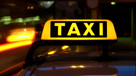 Uber und Bolt bedrängen Taxis: Demonstrationen für allgemeine Tarife
