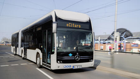 Frankfurt nimmt H2-Gelenkbusse in den Linienbetrieb auf