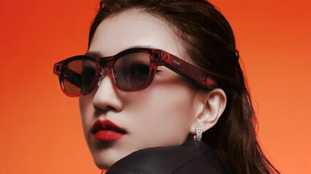 Eine asiatische Frau trägt eine leicht transparente Sonnenbrille. 