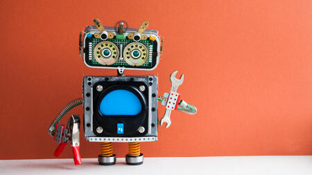 Roboter mit Werkzeug in den Händen