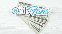 Onlyfans Logo über Dollarscheinen