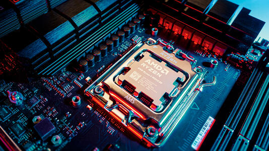 AMD-Prozessor in einem rot-blau angeleuchtetem Mainboard