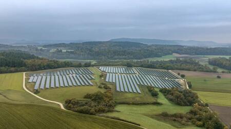 EnBW eröffnet Solarpark mit Speicher aus Autoakkus