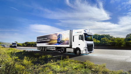 E-Lkw auf Autobahn mit induktivem Ladesystem