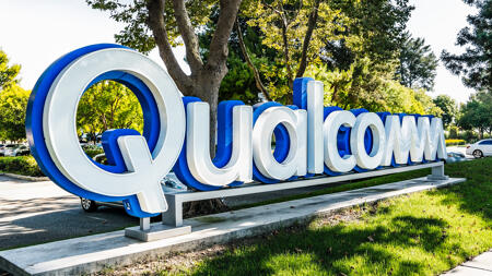 Qualcomm-Schild, dahinter Bäume