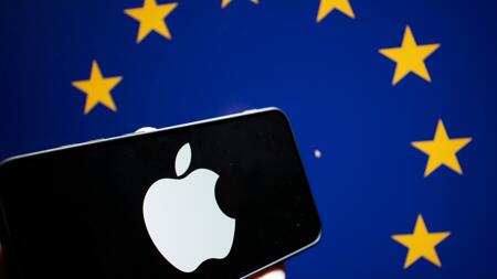 Europa-Flagge und ein iPhone mit Apple-Logo