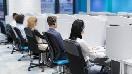 Menschen sitzen im Callcenter