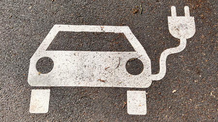 Asphaltbemalung Auto mit Ladekabel