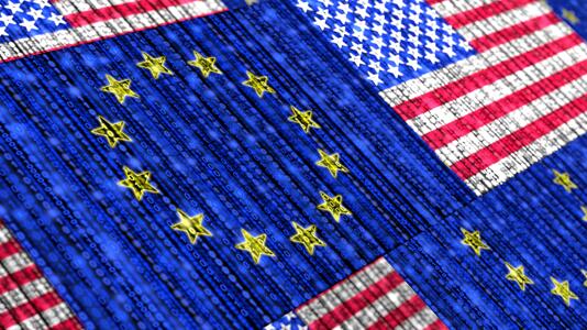 Aus Binärcode-Einsen und -Nullen gebildete Illustration der US-Flagge und der Europaflagge. 