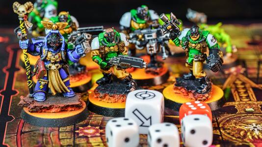Warhammer-Figuren und Würfel