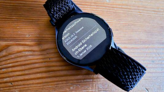 Samsung Galaxy Watch 5 auf Holztisch