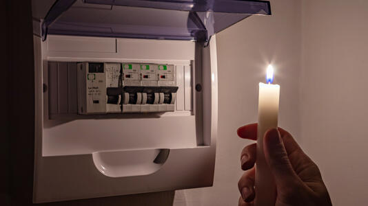 heise+ | Strom weg, was nun? Vorsorge treffen für kleine und größere Stromausfälle