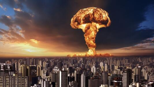 Atombombe, die im Morgengrauen am Rande einer großen Stadt explodiert. Zusammengesetztes Bild