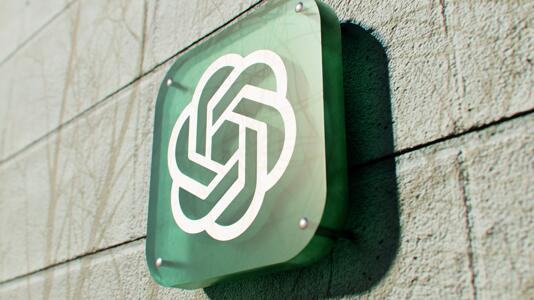 Das Logo von OpenAI an der Fassade des Bürogebäudes in San Francisco. 