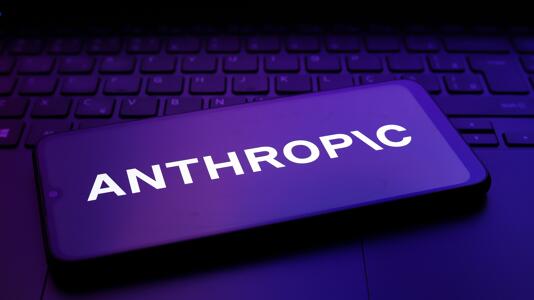 Anthropic-Logo auf einem Smartphone