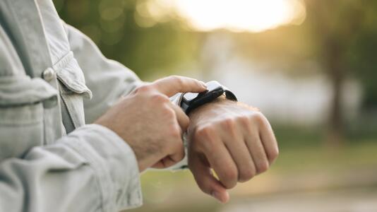 Person mit Apple Watch
