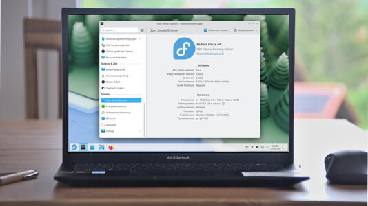 Screen KDE Plasma Desktop mit Einstellungen und Fedora Logo