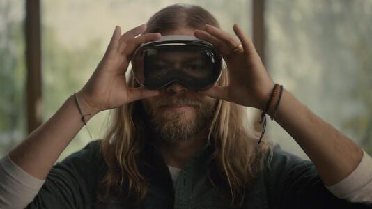 Mann mit Vision Pro