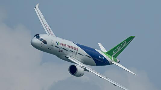 Ein Flugzeug fliegt eine Kurve in der Luft