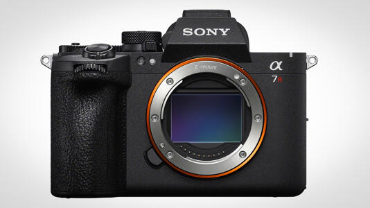 Sony-Kamera von vorn vor weißem Hintergrund