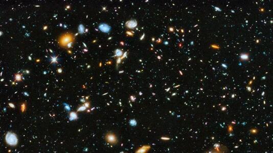Aufnahme eine Himmelsausschnitts mit Dutzenden weit entfernter Galaxien