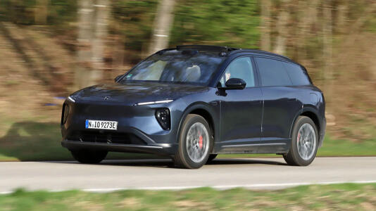 Elektroautos boomen in der EU, Verbrenner brechen zweistellig ein
