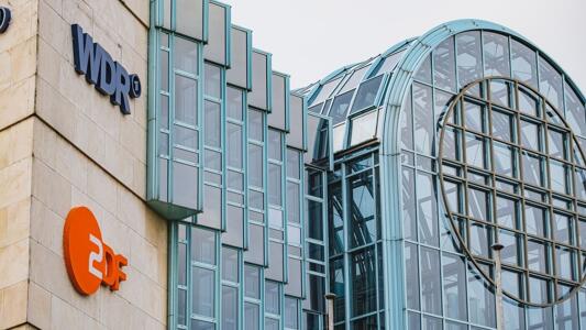 Gebäude mit den Logos von WDR und ZDF