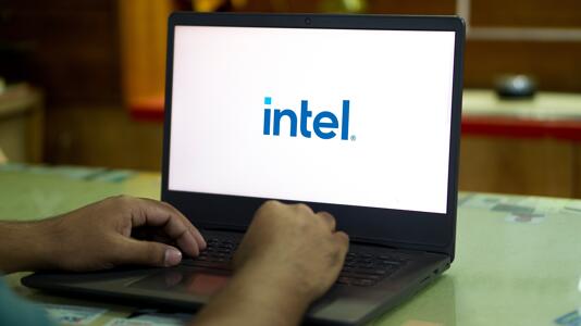 Rechner mit Intel-Logo