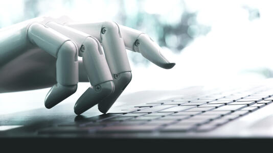 Eine Roboterhand auf einer Tastatur