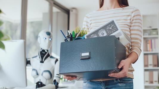Frau wird von einem intelligenten Roboter ersetzt.