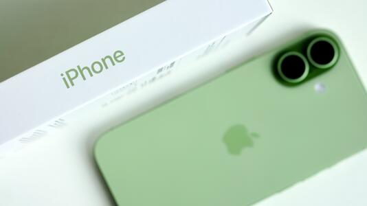 iPhone 17, hier in &bdquo;Salbei&ldquo;