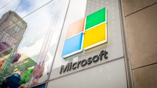Microsoft-Logo an einem Gebäude