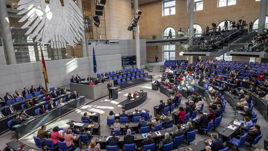 Plenarsaal des Deutschen Bundestags w&auml;hrend einer Sitzung. K&uuml;nftig soll die Anwesenheit der Abgeordneten digital statt per Papierliste erfasst werden.