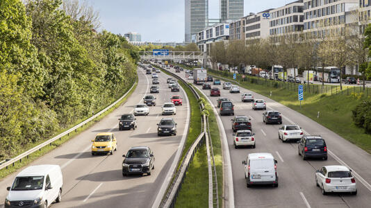 Pkw-Dichte in Deutschland erreicht mit 593 Autos je 1000 Einwohner neuen Rekord