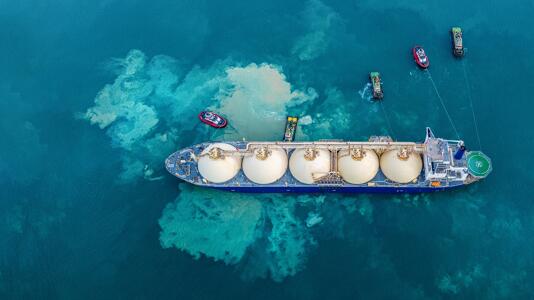 Ein LNG-Tanker auf See