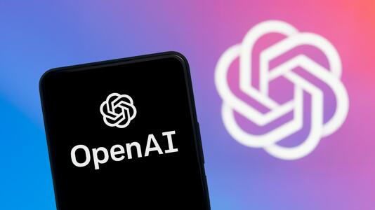 OpenAI-Schriftzug auf einem Smartphone vor dem Logo