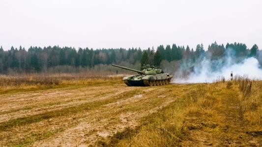 T 72 Panzer auf einem Feld
