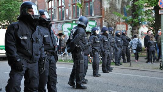 Schwer ausgerüstete Politisten auf einer Straße