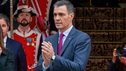 Der spanische Premier in Großaufnahme mit klatschenden Händen