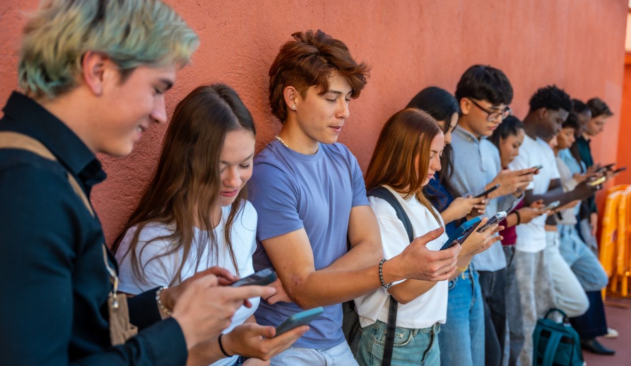 How Social Media Connects Teens to Traditional News: A UK Study